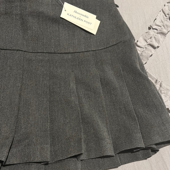 NWT Abercrombie & Fitch Gray Pleated Skirt - Picture 3 of 8